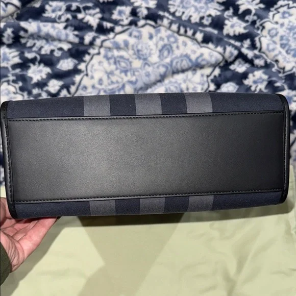 Men’s or Women’s Burberry Navy/Grey Checkered Tote/Messenger Bag! Brand NewW bag